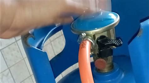 how to remove regulator from gas cylinder
